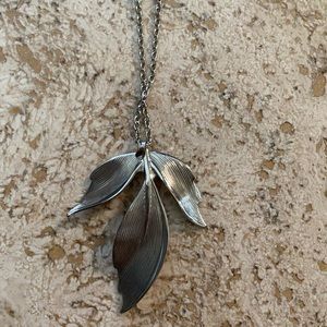 Beautiful vintage leaf necklace